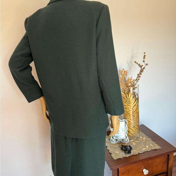 Vintage Sag Harbor Dark Green Classic Blazer and Skirt set.100% wool - Picture 4 of 10
